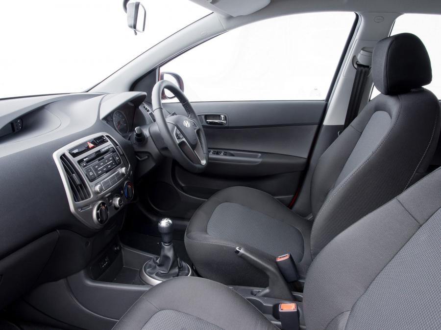  Hyundai i20 5-Door 2012 года  (UK) (фото 11 из 15)